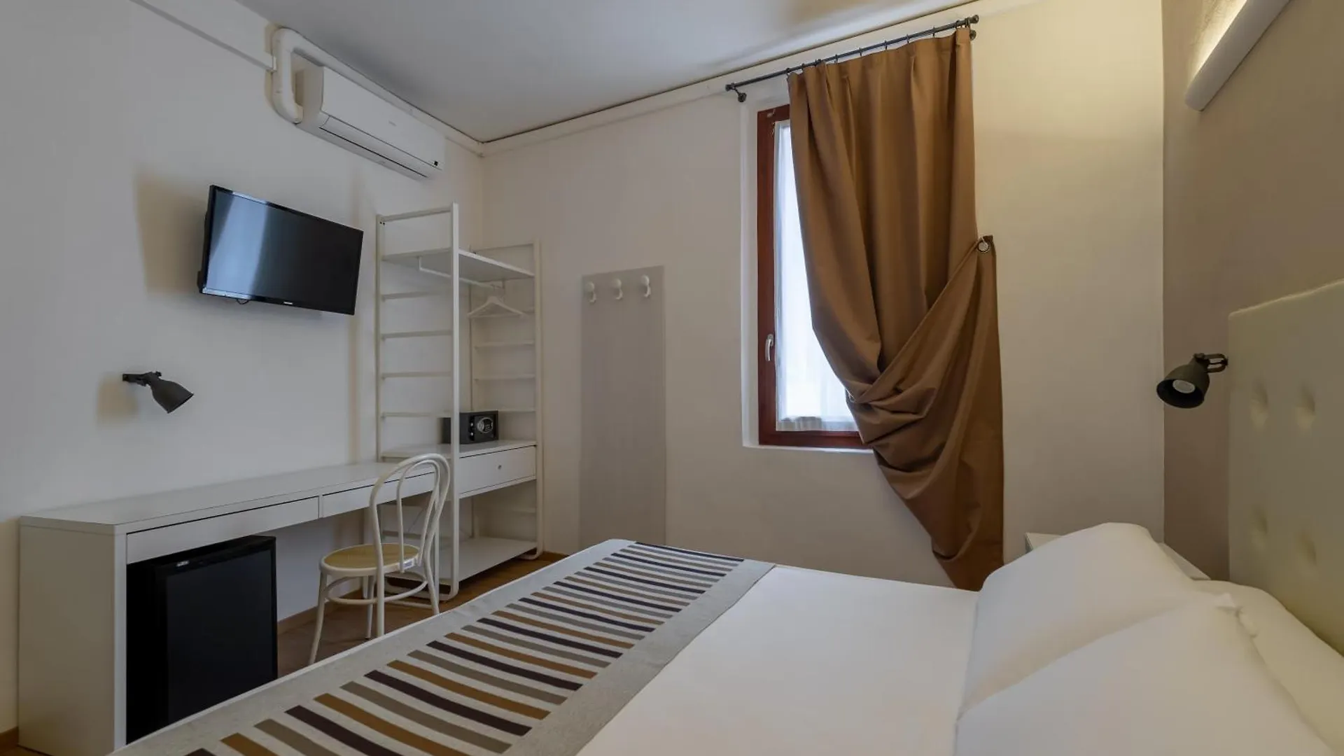 Hotel Mantegna Stazione Mantua 3*,